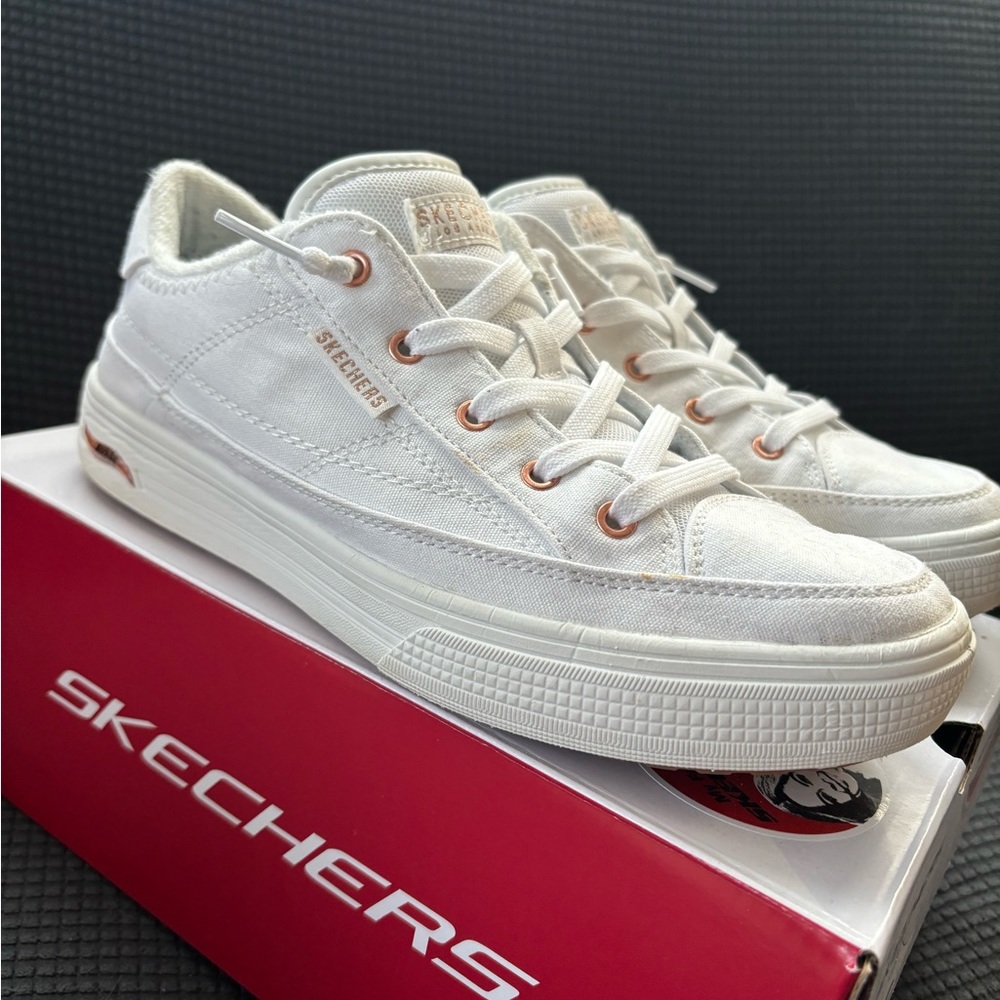 Skechers ArchFit Arcade “Meet Ya There” Women’s Sneakers Size 8.5 White